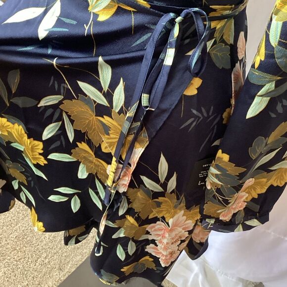 NWT Lulus Love Is Life Navy Blue Floral Print Wrap Dress Women’s Medium - Picture 5 of 14